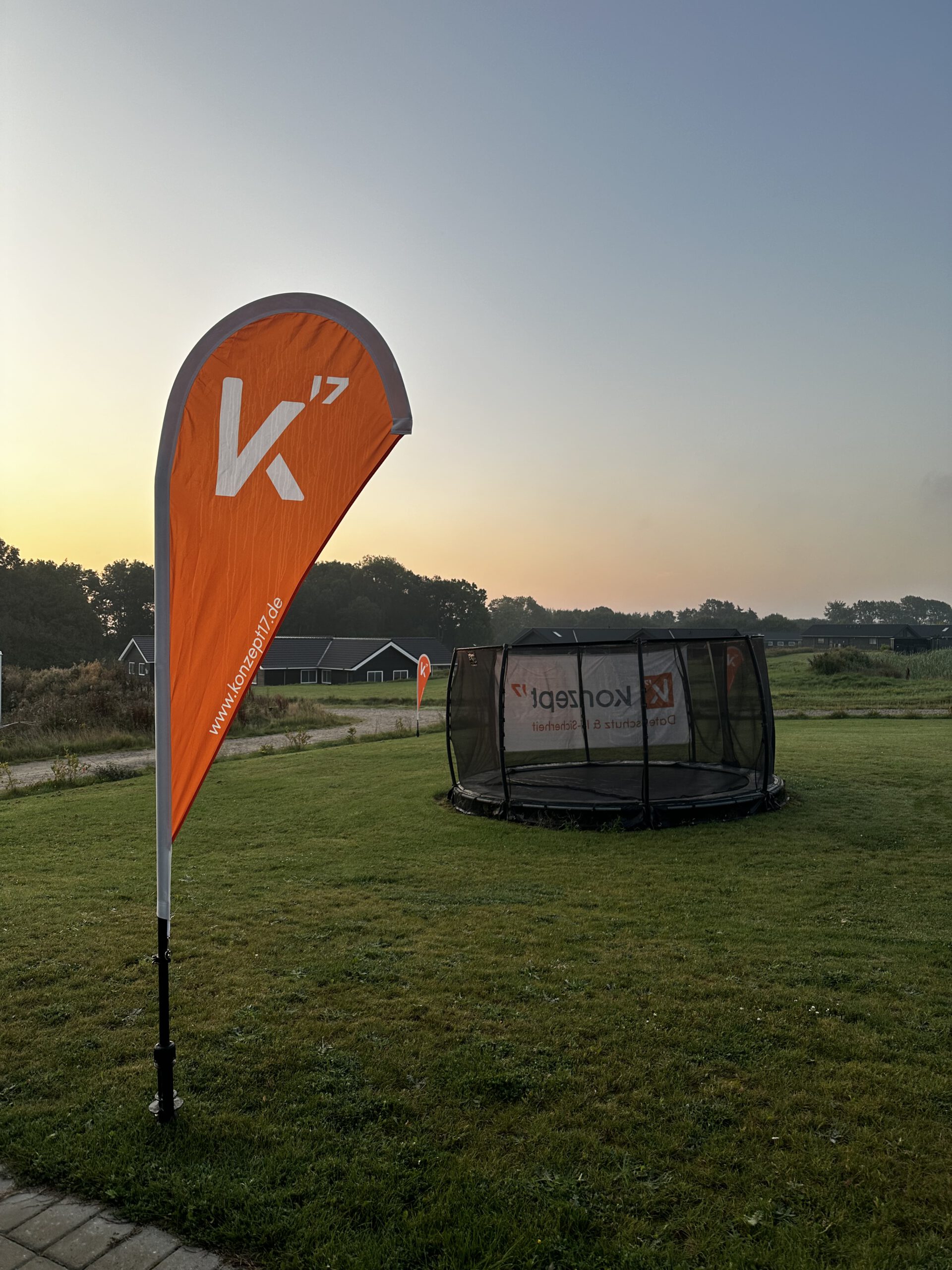 K17 im Teamevent mit Bannern und Fahnen