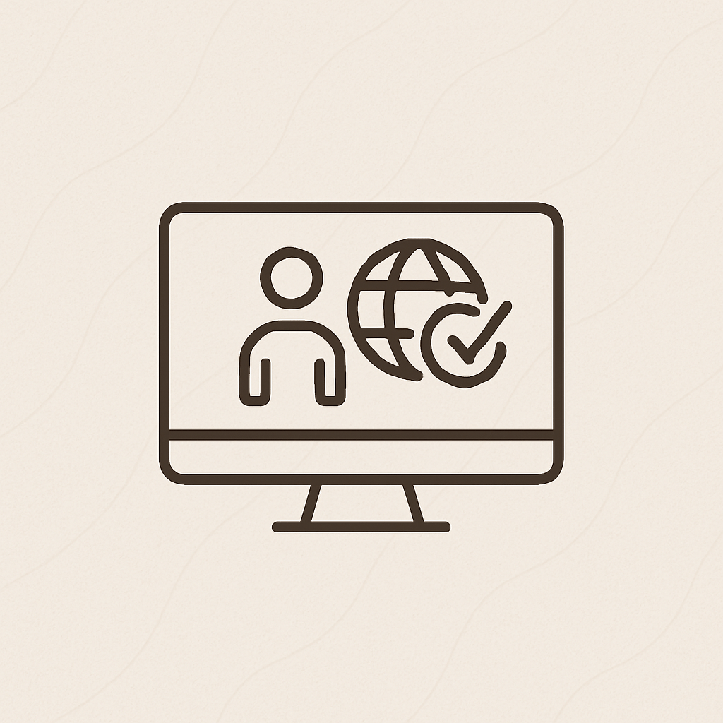 Symbolische Darstellung digitaler Barrierefreiheit: Ein Monitor mit einem stilisierten Menschen, einem Globus und einem Häkchen auf beigem Hintergrund mit dezentem Muster.